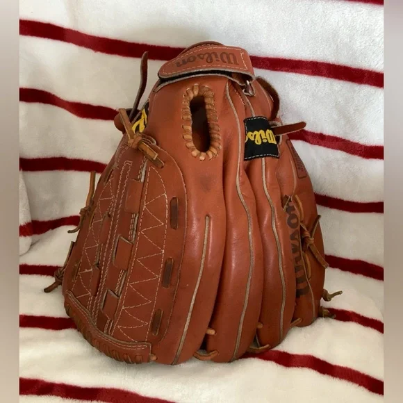 EUC, WILSON BASEBALL / SOFTBALL GLOVE. R-throw. - Picture 6 of 16